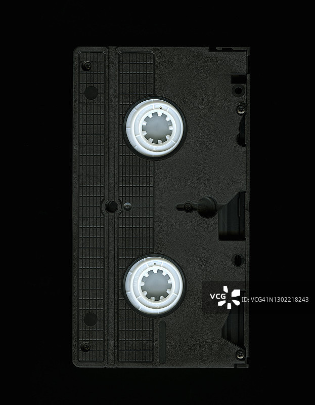 黑色背景上的VHS录像带特写图片素材