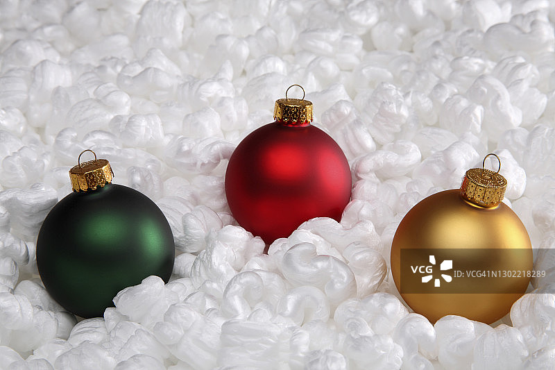 聚苯乙烯花生上的三个圣诞装饰品图片素材