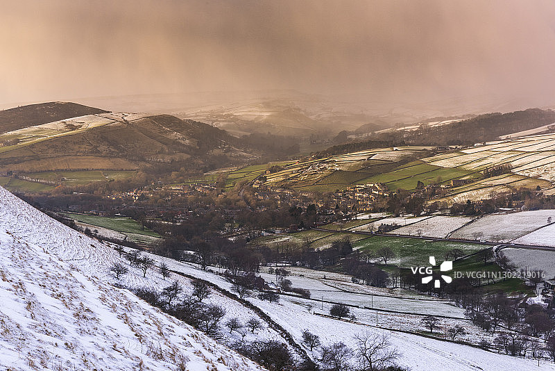 英国峰区德比郡村庄日出干草地图片素材