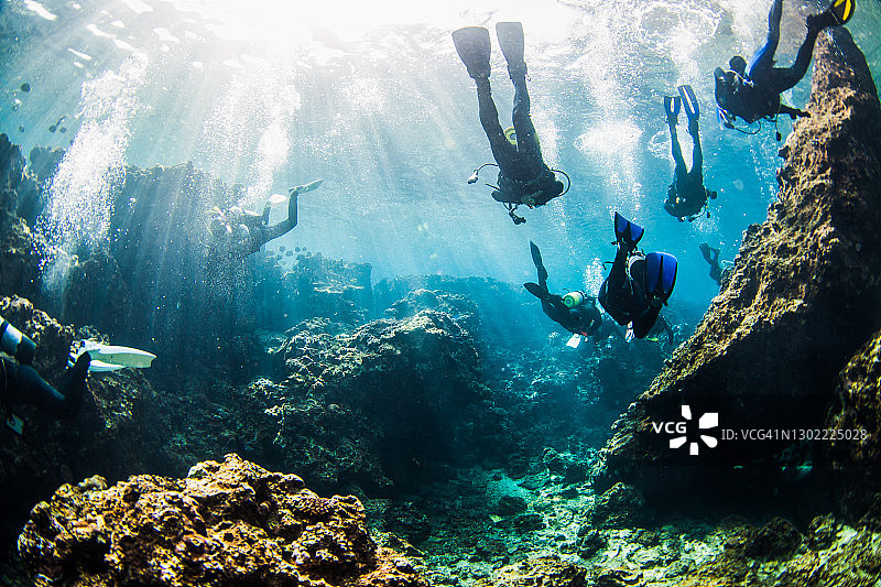 冲绳前田岬著名潜水点水肺潜水员图片素材