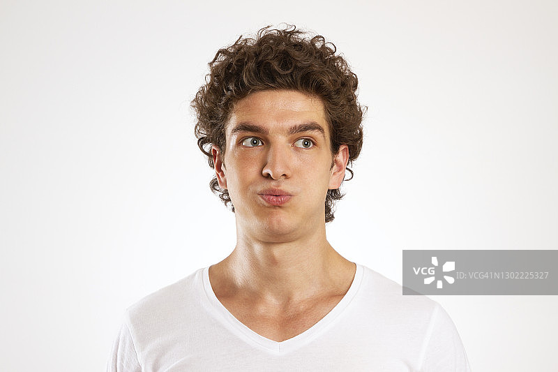 无聊的年轻男子肖像图片素材