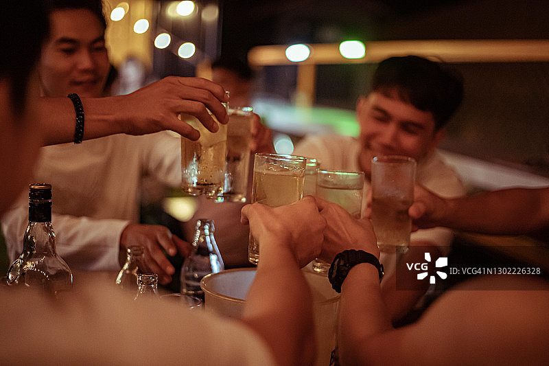 独自坐在酒吧里喝啤酒的有压力的醉酒女人图片素材
