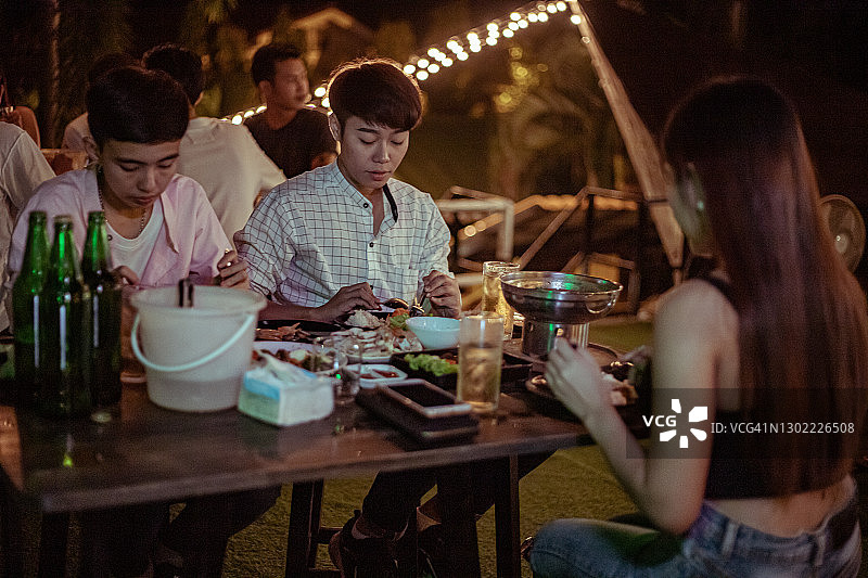 一群参加聚会的亚洲年轻朋友图片素材