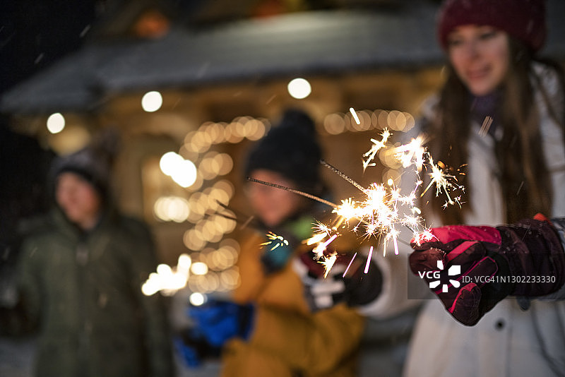 孩子们在冬夜玩耍烟花棒图片素材