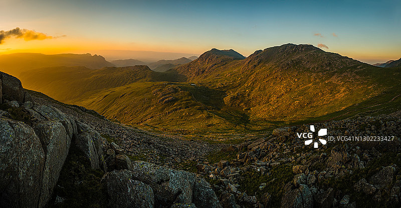 金色日出照耀着田园诗般的山谷湖区图片素材