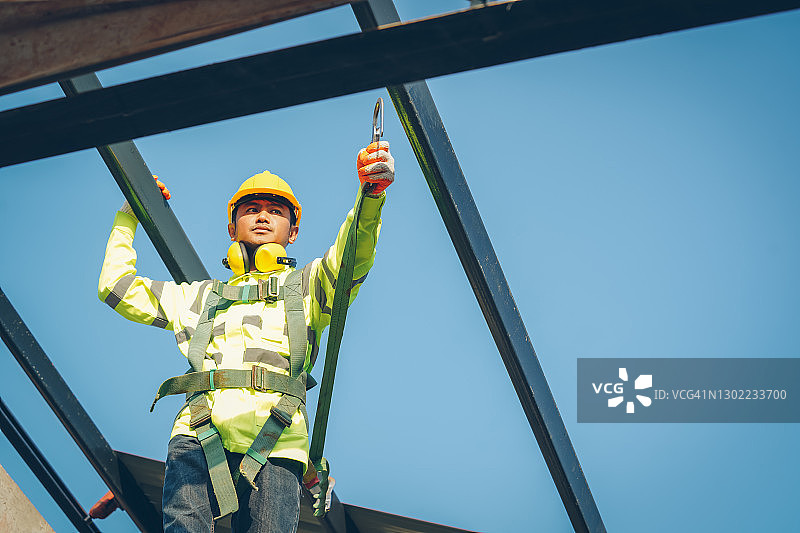 高空作业的建筑工人图片素材
