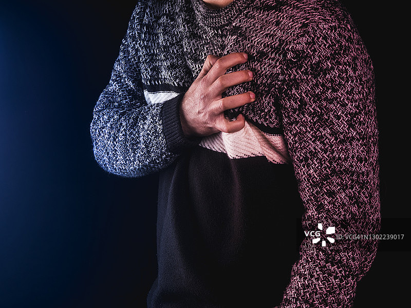 成年男人突发心脏病，痛苦地捂住胸口图片素材