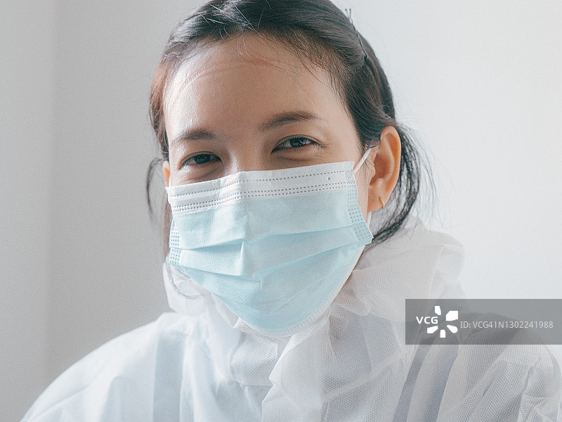 身穿防护服的女医生图片素材