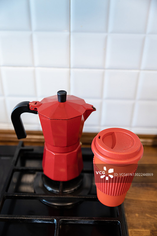 意大利铝制咖啡壶和红色咖啡杯图片素材