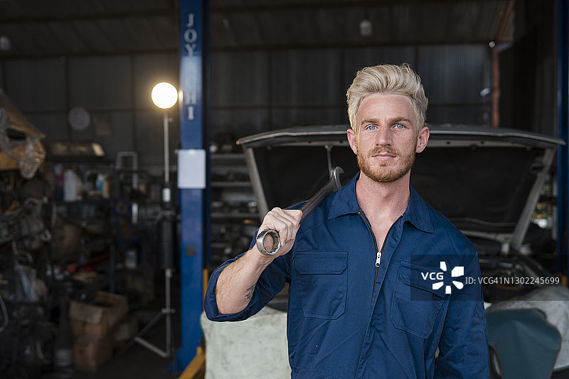 修车店老板微笑着看向镜头图片素材