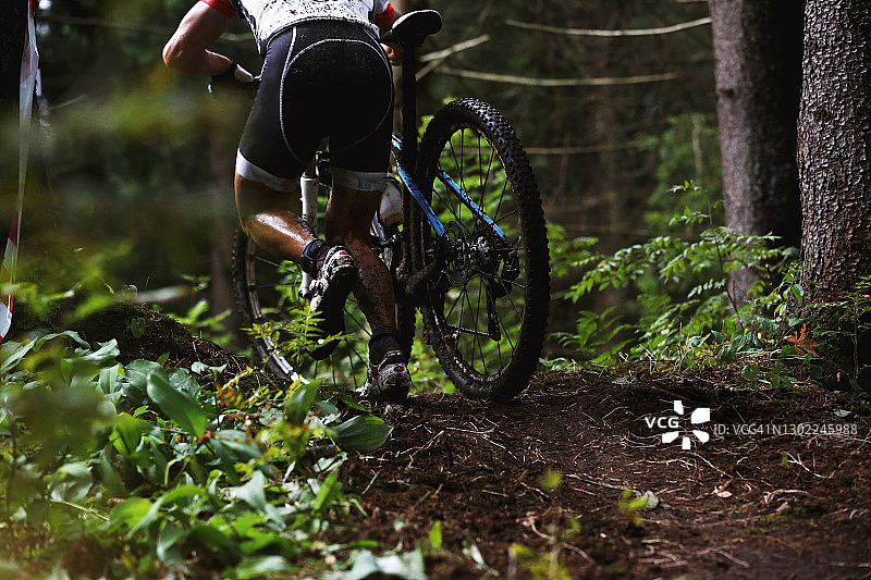 山地自行车：雨天爬坡训练图片素材