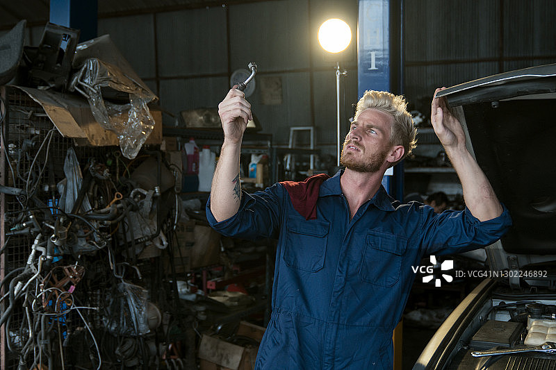 年轻机械师在小企业维修车间图片素材