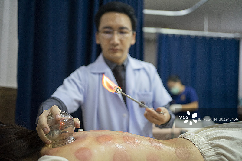 年轻的电脑程序员在咖啡馆使用笔记本电脑工作图片素材