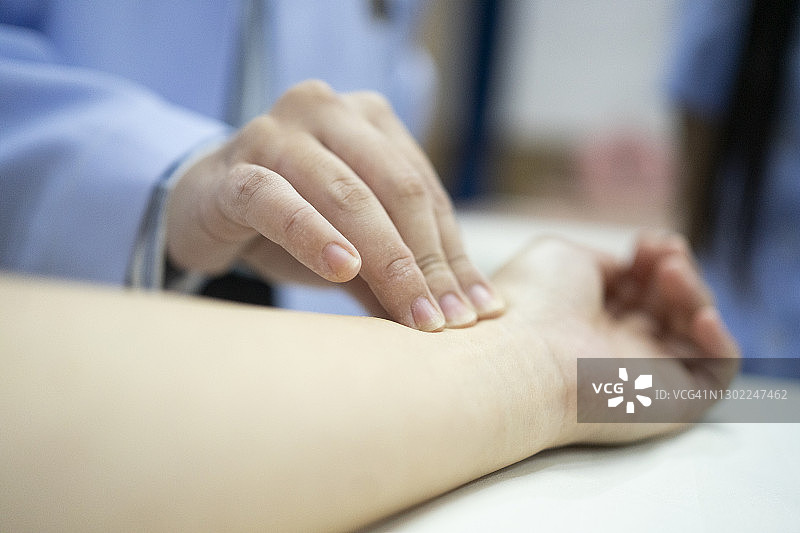 中国女医生在医院为病人把脉图片素材