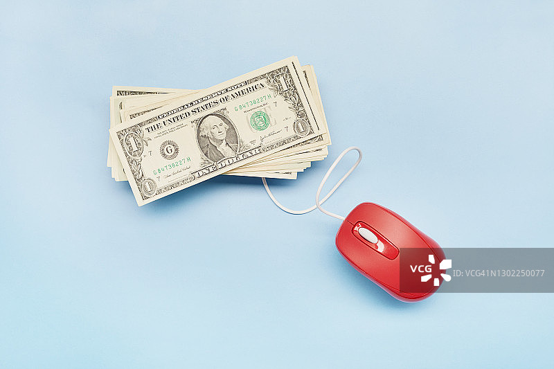 蓝色背景上的美元纸币和电脑鼠标高角度视图图片素材