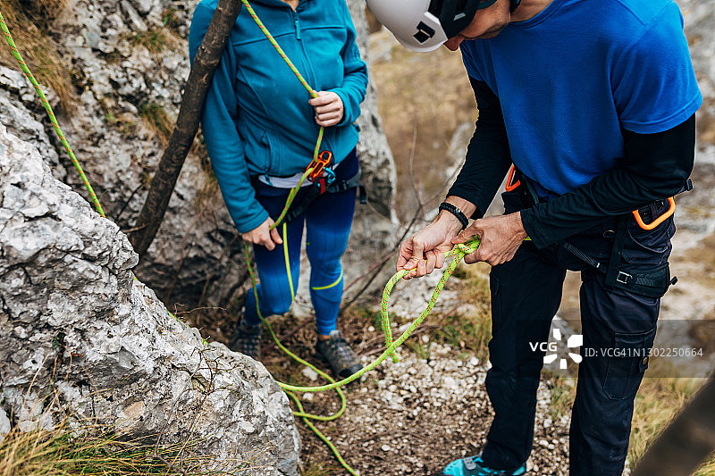 攀岩者在攀登前检查绳结强度图片素材