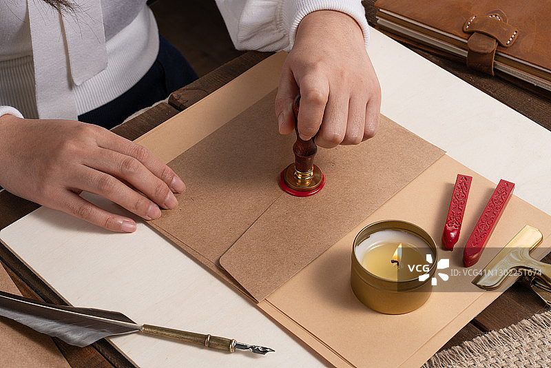 按压火漆印章信封图片素材