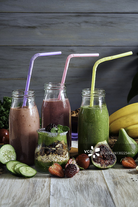 健康食品：乡村厨房里的香蕉黑莓草莓绿色蔬菜果昔图片素材