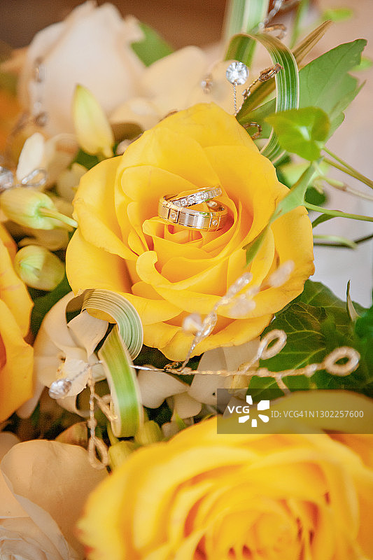 黄色花束花瓣上的结婚戒指图片素材