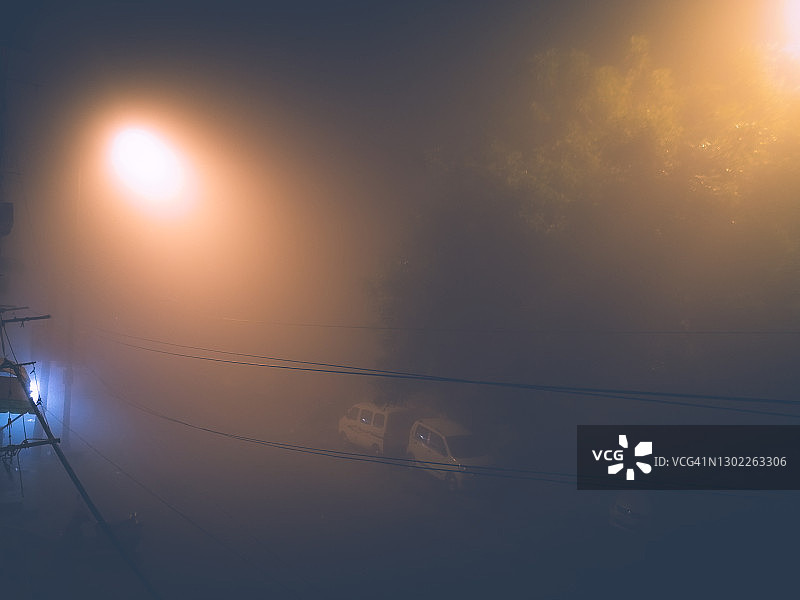 空旷的街道——冬季雾夜，印度新德里图片素材