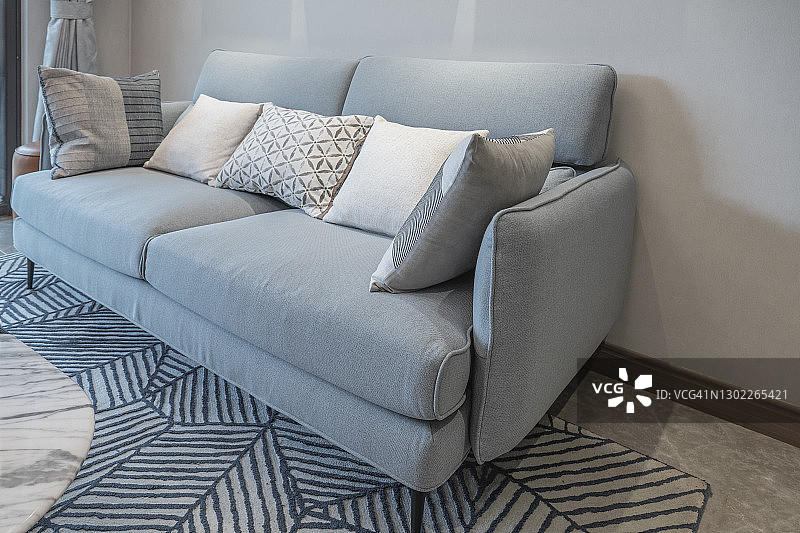 角落里简约舒适的柔软沙发图片素材