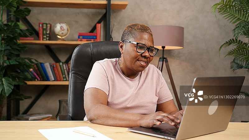 深色皮肤的短发女博主，戴着大耳环图片素材