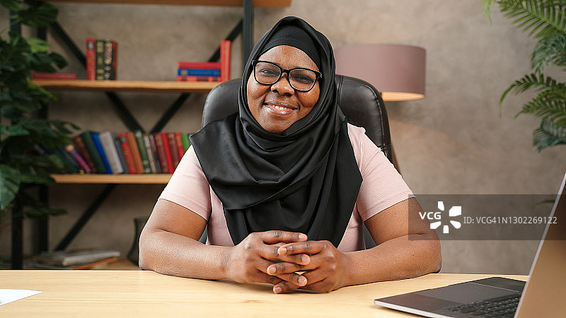 戴着眼镜和黑色头巾的非裔美国老妇看着镜头图片素材