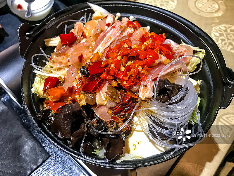 在芝大门午餐供应的福建面烩鸡肉火锅图片素材