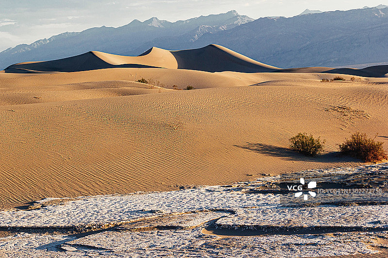 日出时分的死亡谷，梅斯基特平地沙丘，美国加利福尼亚州图片素材