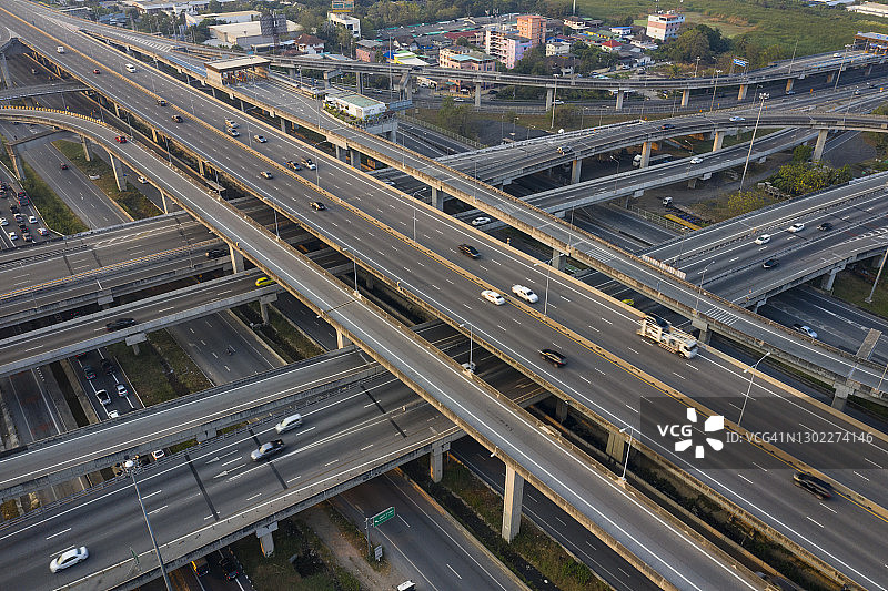 高速公路上的汽车航拍图片素材