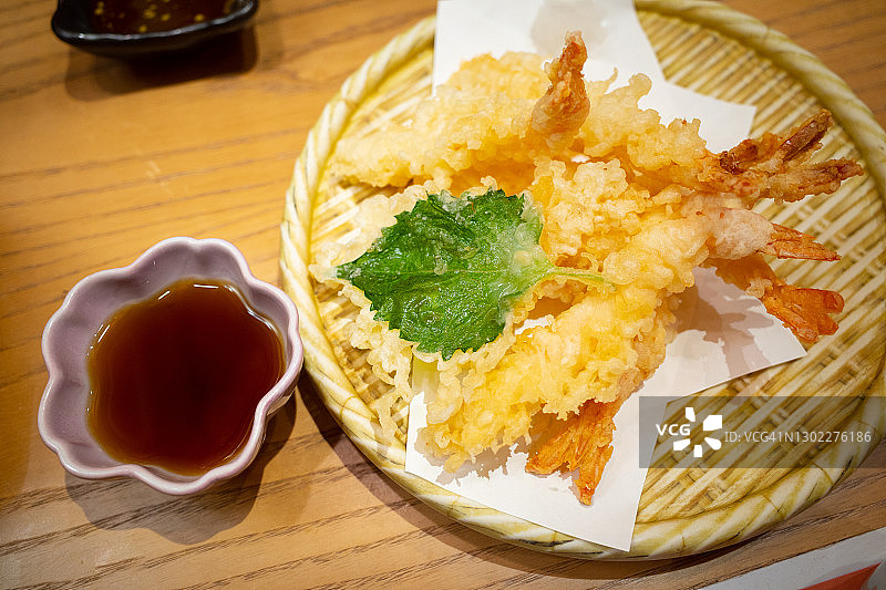 天妇罗炸虾配蘸酱图片素材