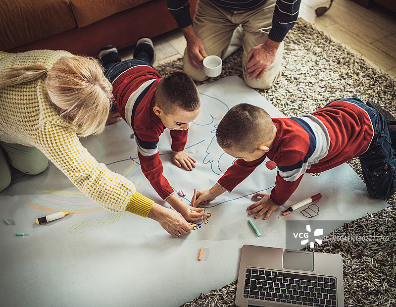 祖父母在家与孙辈共度时光图片素材