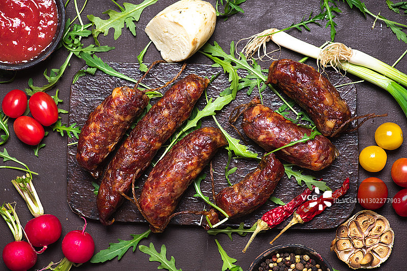 桌上自制香肠和食材图片素材