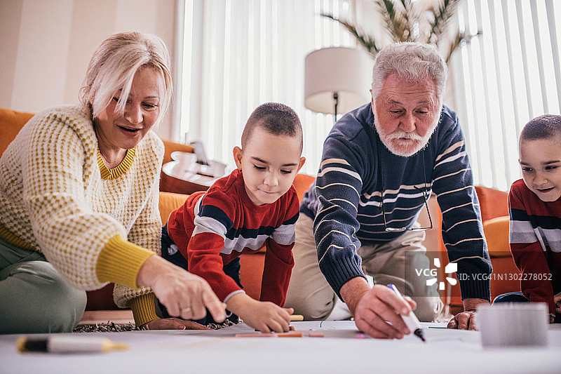 祖父母在家与孙辈共度时光图片素材