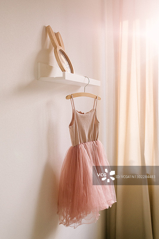 小女孩的粉色芭蕾舞裙图片素材