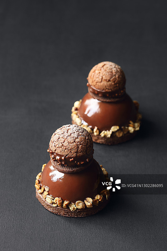 现代巧克力慕斯蛋糕与裂纹泡芙图片素材