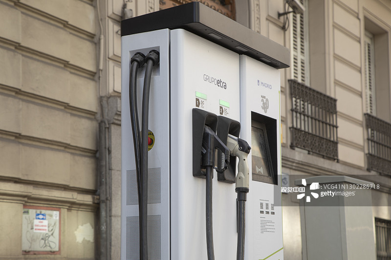 西班牙马德里的电动汽车充电站图片素材