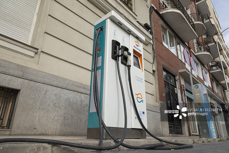 西班牙马德里的电动汽车充电站图片素材