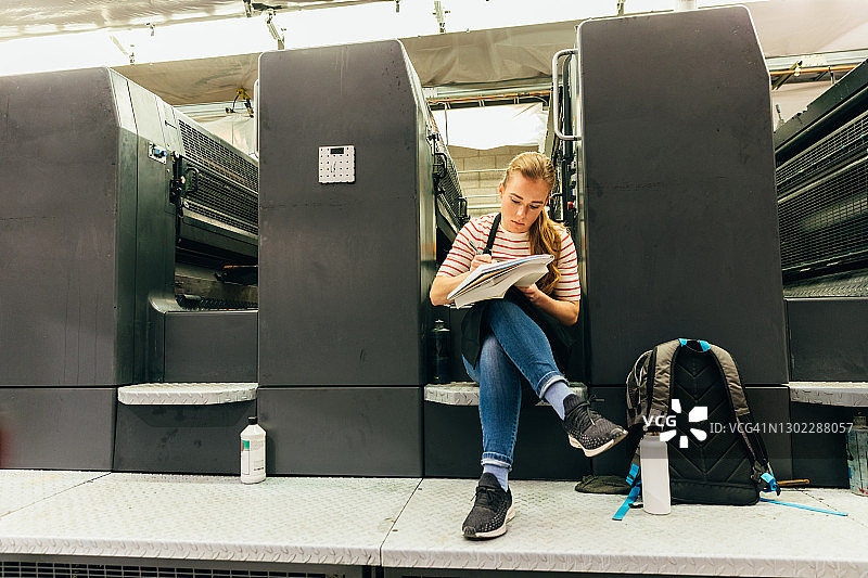 学生在工作中学习休息图片素材
