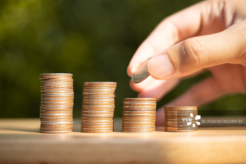 硬币增长图表，散景背景图片素材