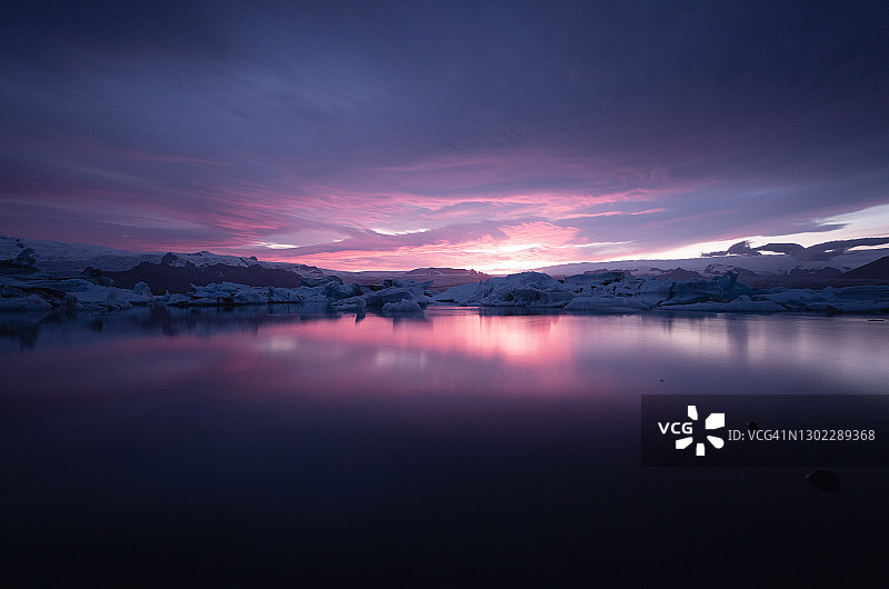 冰岛日落时分的杰古沙龙冰川泻湖，黑暗低调图片素材