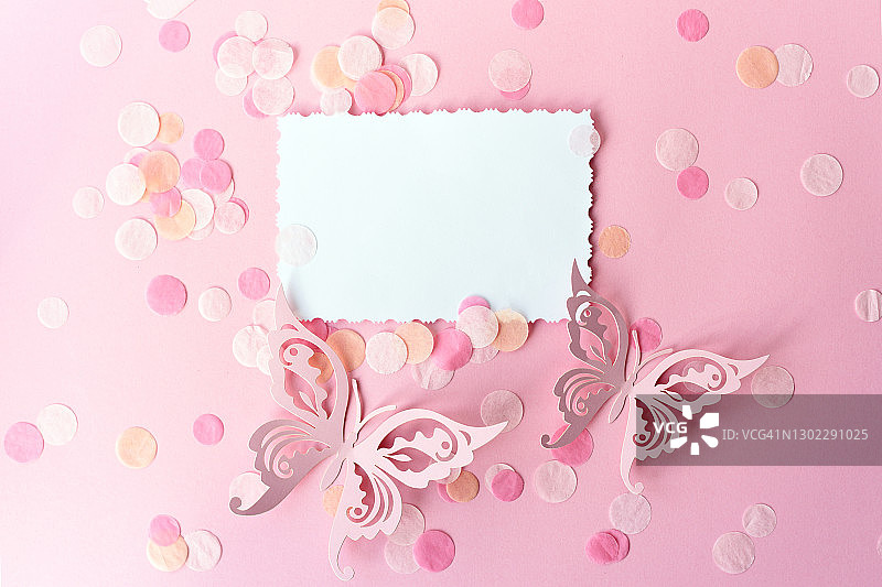 粉红色背景上用于任何文本的白色卡片图片素材