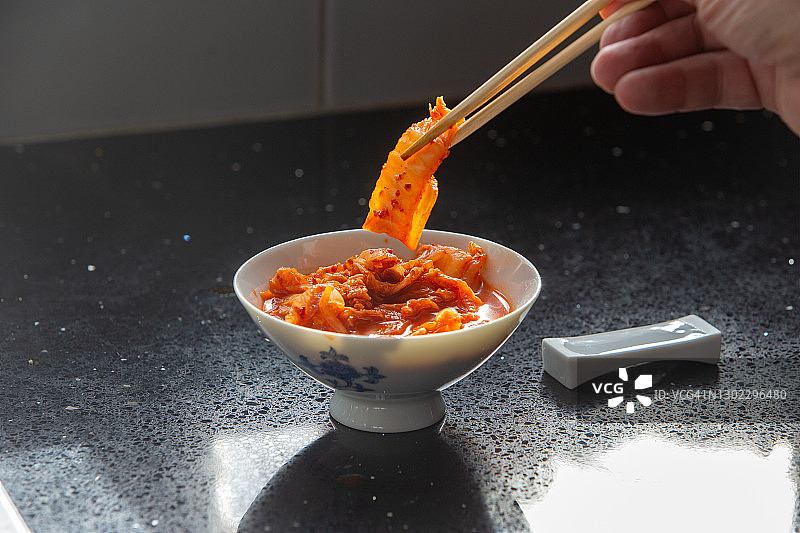 食用韩国泡菜图片素材