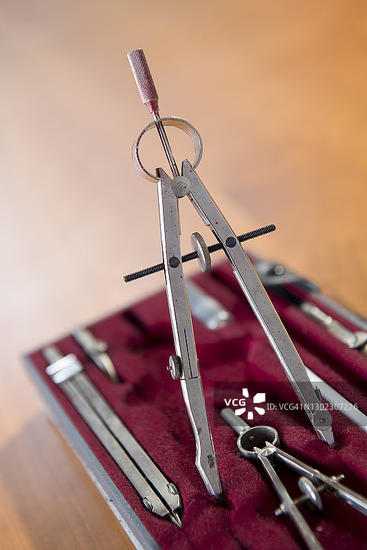 绘图罗盘和技术绘图仪器图片素材