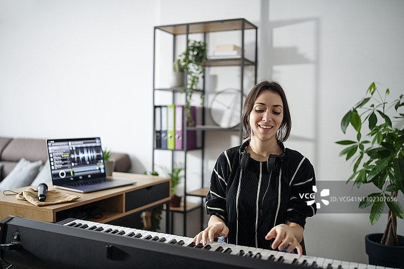 年轻女子在家创作音乐图片素材