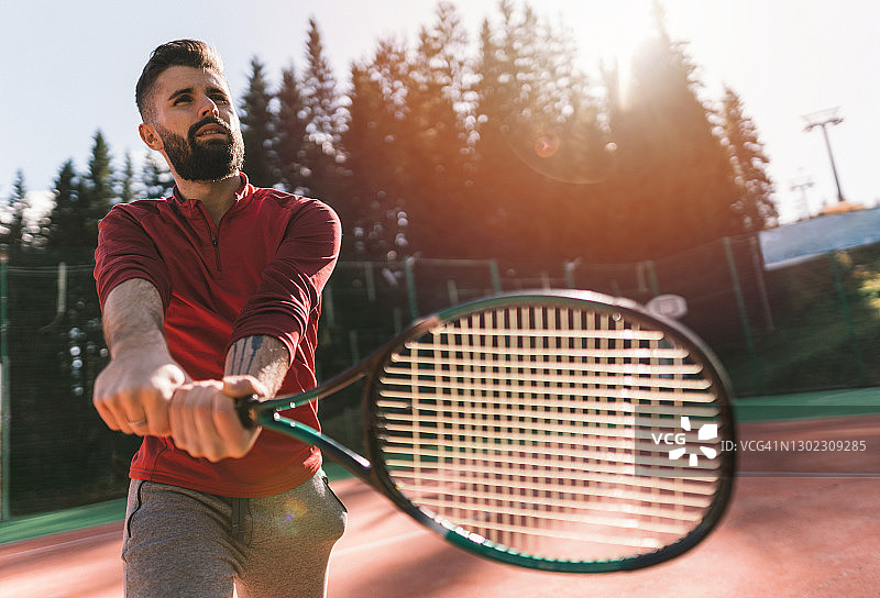 在网球场训练的男子网球运动员图片素材