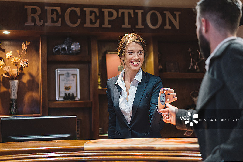 在酒店办理入住的年轻商人图片素材