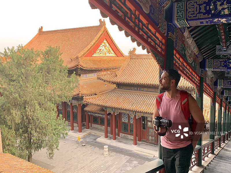 一位拉丁裔男性背包客在北京颐和园旅行图片素材