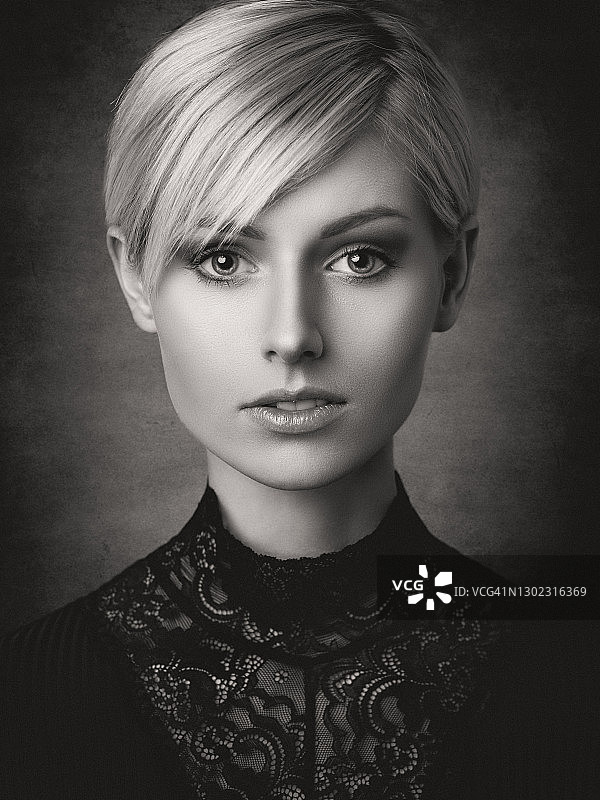 黑白肖像：年轻女子图片素材