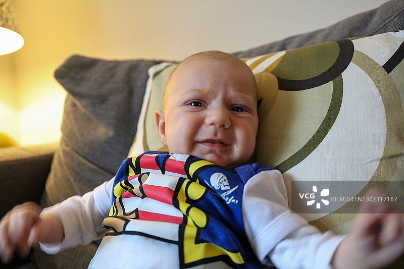 室内房间灯光下男婴的头像照片图片素材